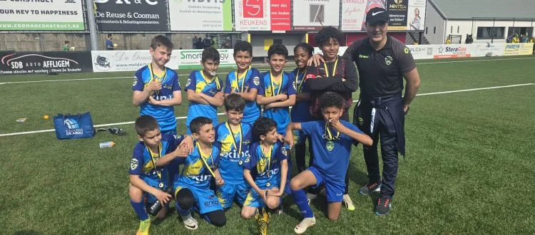 Les jeunes joueurs d’IFCV réunis sur le terrain de football